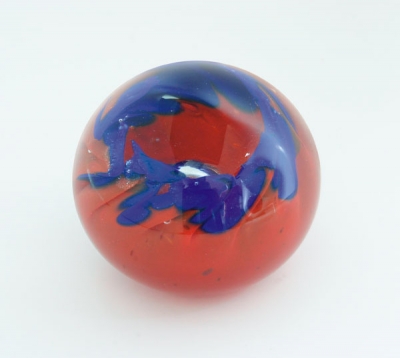 Briefbeschwerer Rot und Blau